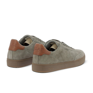 Baskets Clae Deane en cuir velours gris taupe avec empiècement talon marron, vendues par moodeshop