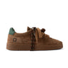 Sneaker D.A.T.E. Court 2.0 chez moodeshop en daim camel avec contrefort vert forêt et lacets tressés à pompons