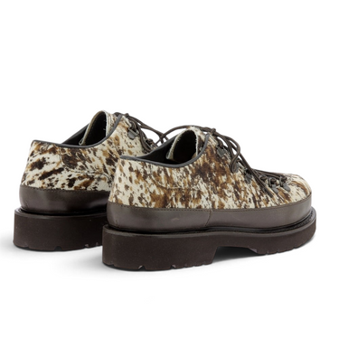 Derbies hiker Kjore project Merano en cuir et pony motif long horn avec semelle crantée chez moodeshop
