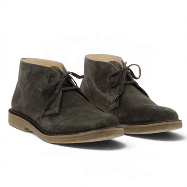 Desert boots homme Astorflex Greenflex en daim marron foncé avec semelle en crêpe naturel, vendues par moodeshop.