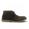 Desert boot homme Astorflex Greenflex en suede marron foncé avec semelle en crêpe naturel, disponible chez moodeshop.