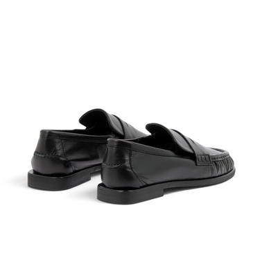 Mocassins artisanaux Elmira en cuir noir de la marque moodeshop avec talon bas de 1 cm