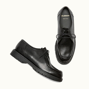 Chaussures artisanales Kleman Padror noires en cuir grainé à tannage végétal avec semelle en gomme chez moodeshop