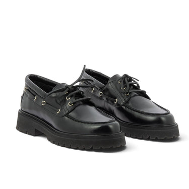 Mocassins bateau moodeshop en cuir glacé noir avec semelle crantée légère et lacets, style artisanal.