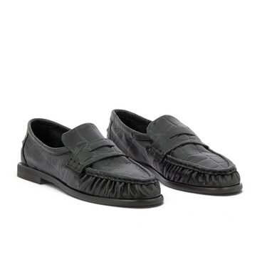 Mocassins artisanaux Pavement noirs en cuir façon croco avec semelle élastomère, disponibles chez moodeshop.