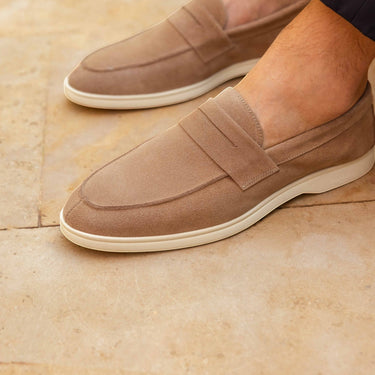 Mocassins moodeshop Bormes en daim taupe avec semelle contrastante claire portés par un homme