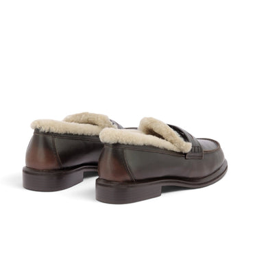 Mocassins penny loafer Toral en cuir vieilli marron avec doublure en fourrure de mouton, vendus par moodeshop