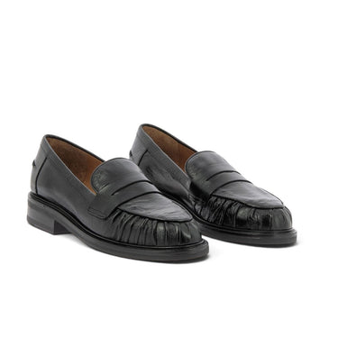 Mocassins artisanaux Billi bi en cuir noir avec détail plissé sur le dessus, disponibles chez moodeshop