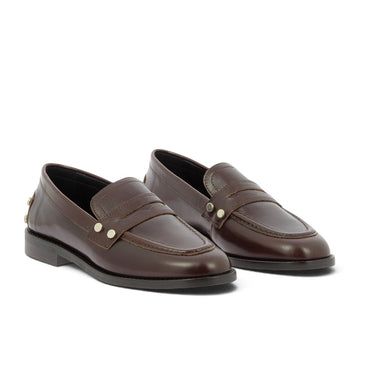 Mocassins artisanaux Maison toufet en cuir glacé couleur whisky avec détails métalliques, vendus par moodeshop