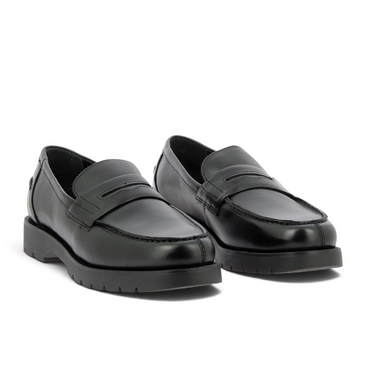 Mocassins artisanaux Kleman Cotteur 2 en cuir lisse noir avec semelle épaisse en gomme antidérapante chez moodeshop
