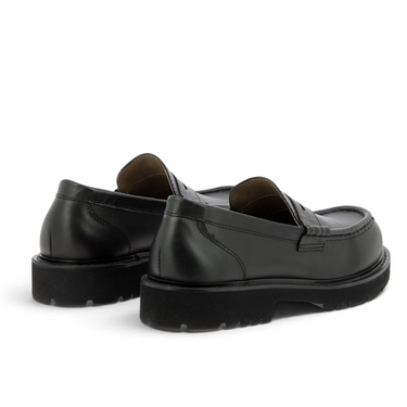 Mocassins penny loafer Kjore project en cuir noir avec semelle crantée commando, vendus par moodeshop