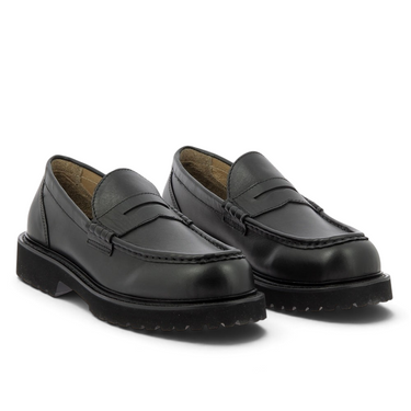 Mocassins penny loafer Kjore project en cuir de veau noir avec semelle crantée commando vendus par moodeshop