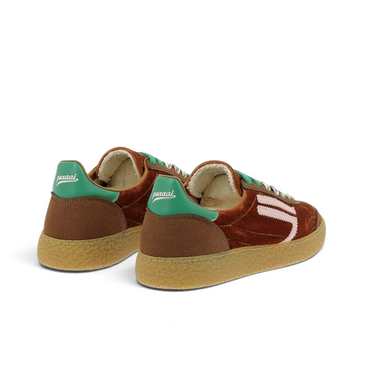 Baskets éco-responsables moodeshop Puraai en velours bronze avec détails verts et semelle en caoutchouc naturel