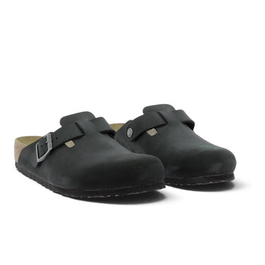 Sabots Birkenstock Boston en cuir huilé noir avec boucle réglable et semelle en liège, vendus par moodeshop