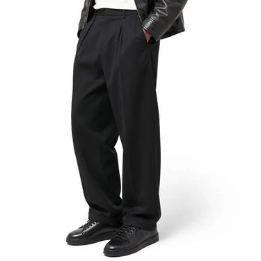 Sneaker 20013g bruno noire portée avec tenue minimaliste sur fond blanc